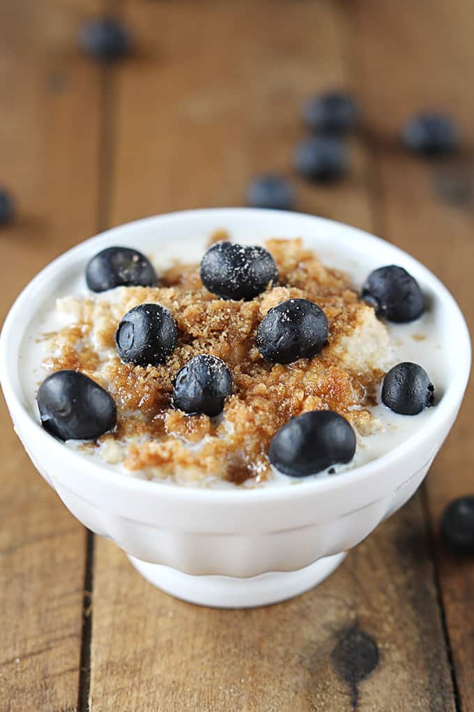 Blueberry Crumble Oatmeal | Creme De La Crumb