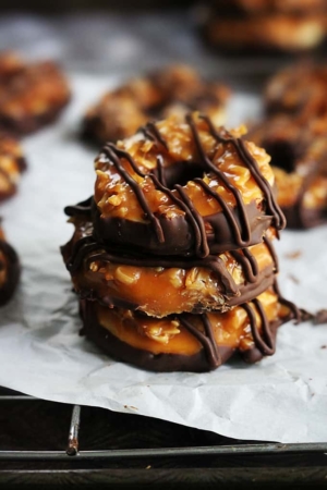 Homemade Samoas (aka: the caramel + coconut girl scout cookies) - Creme ...