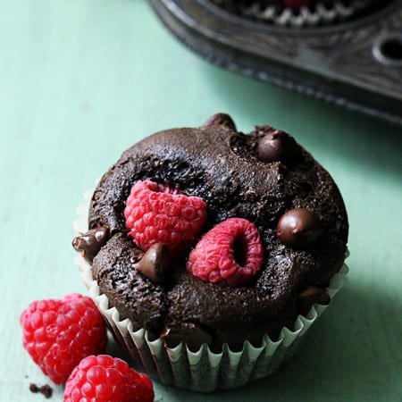 fugtige chokolademuffins fyldt med saftige røde hindbær!