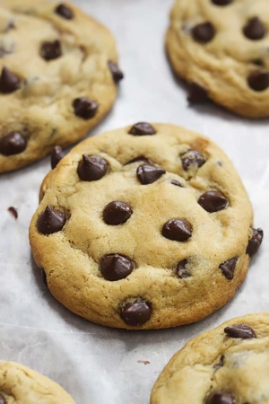 Hot Fudge Stuffed Chocolate Chip Cookies - Creme De La Crumb