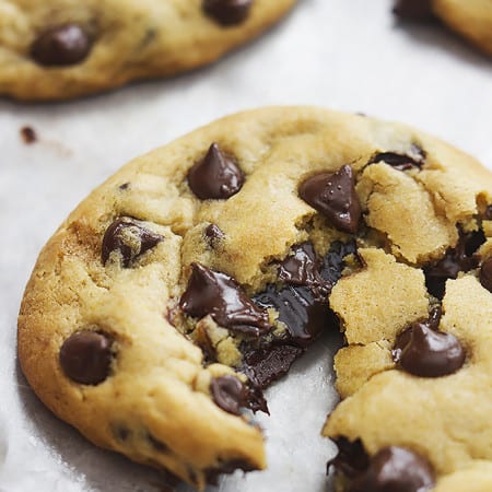 Hot Fudge Stuffed Chocolate Chip Cookies - Creme De La Crumb