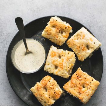 pão Easy Focaccia | lecremedelacrumb.com Pão de Focaccia fácil e quente com ervas e cobertura de parmesão é uma brisa a fazer, tem textura e sabor perfeitos, e combina bem com todas as quase todas as refeições.