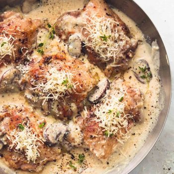 Pollo con parmesano cremoso y champiñones | lecremedelacrumb.com