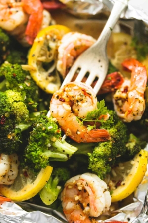 Lemon Herb Shrimp and Broccoli Foil Packs - Creme De La Crumb