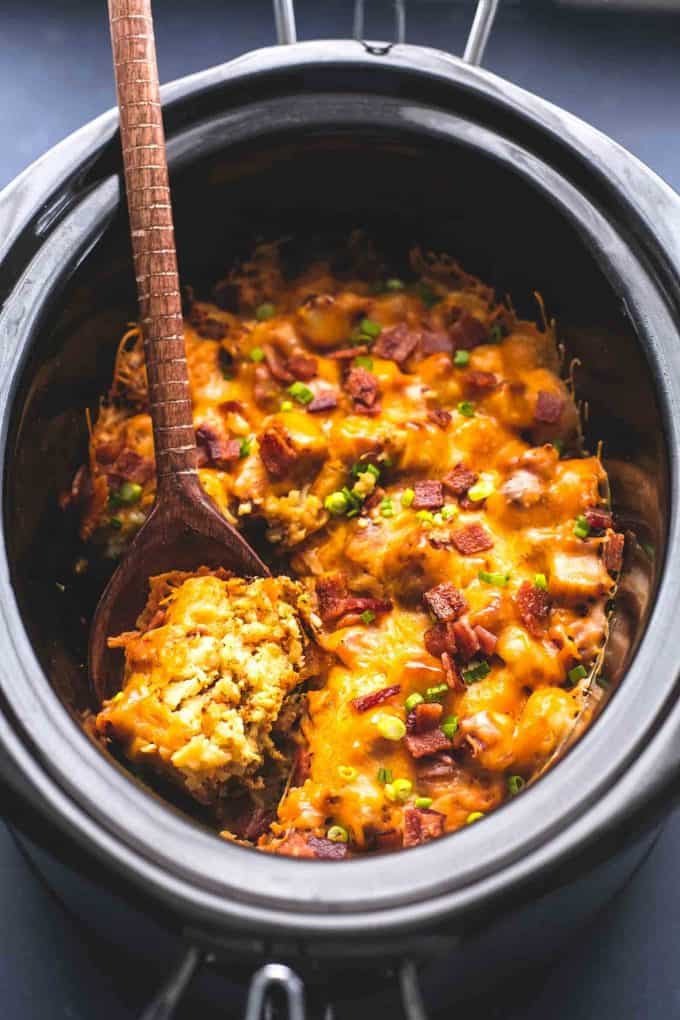 Slow Cooker Loaded Tater Tot Breakfast Casserole Creme De La Crumb