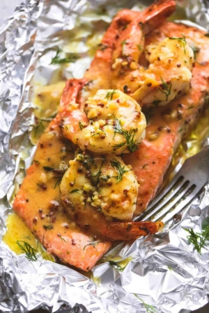 Garlic Dijon Shrimp and Salmon Foil Packs - Creme De La Crumb