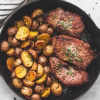 Recette de poêle à steak et pommes de terre au beurre à l'ail | lecremedelacrumb.com