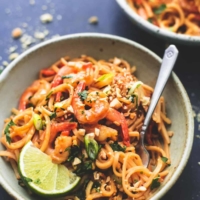 Shrimp Pad Thai with Peanut Sauce easy recipe | lecremedelacrumb.com