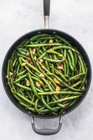 Sauteed Green Beans with Garlic and Almonds - Creme De La Crumb