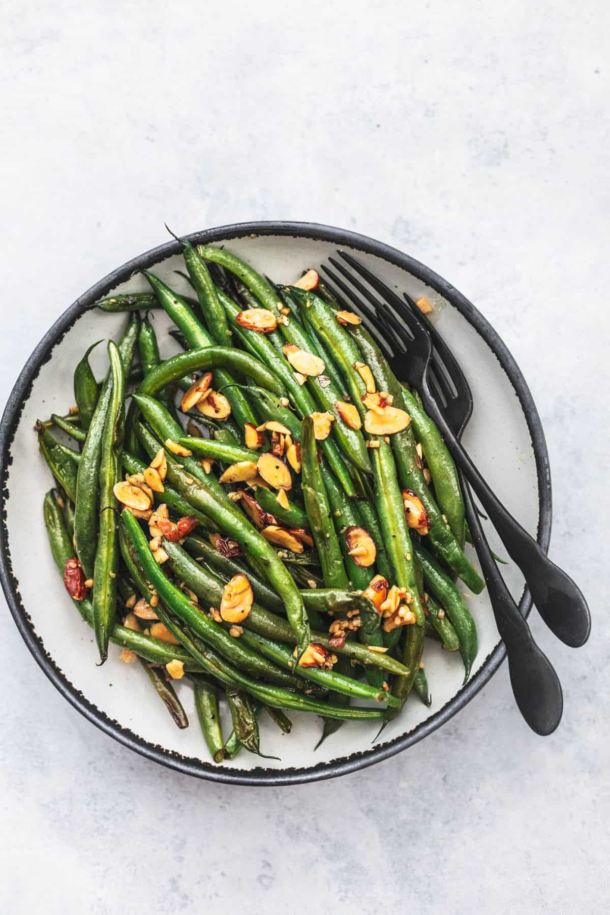 Sauteed Green Beans with Garlic and Almonds - Creme De La Crumb