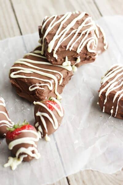 Chocolate Dipped Strawberry {greek Yogurt} Ice Cream Sandwiches Creme De La Crumb